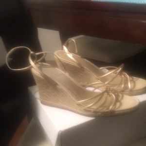 Go wedge sandals the strap around the ankle